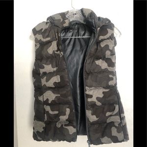 Uniqlo women’s puffer vest sz med
